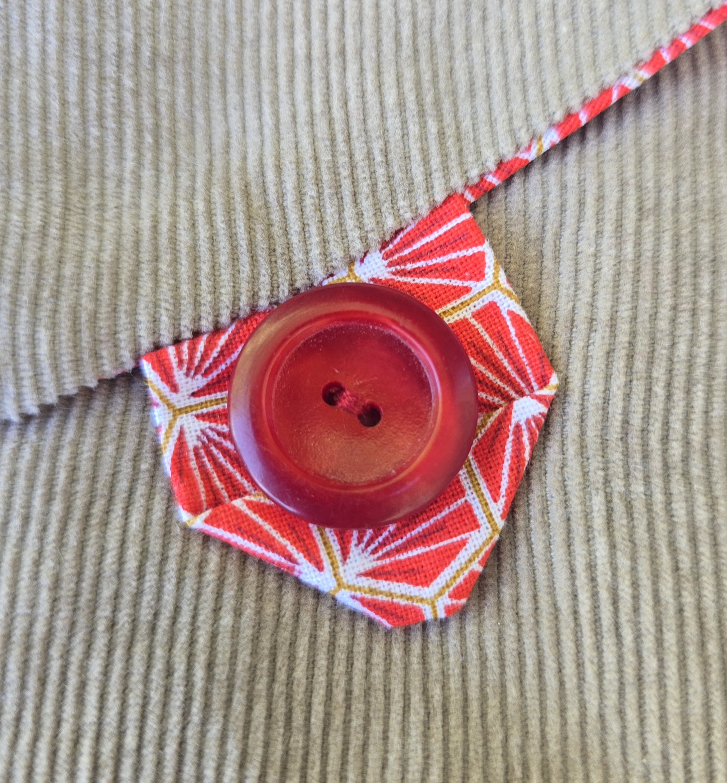 &Eacute;tui souple &agrave; lunettes ,en velours c&ocirc;tel&eacute; , doubl&eacute; de tissu coton imprim&eacute;. &Eacute;co-con&ccedil;u.