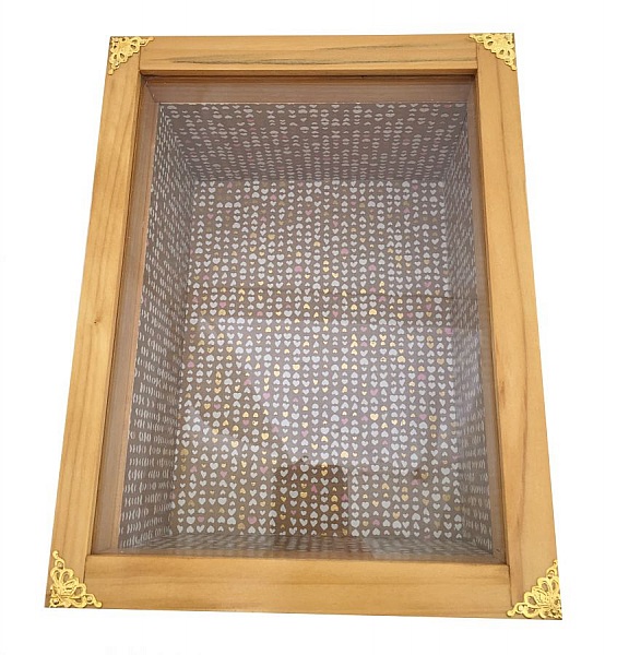 Wooden box and its glass lid. Model: heart of honey.