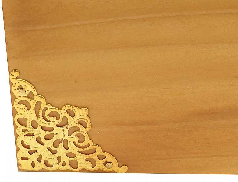 Wooden box and its glass lid. Model: heart of honey.