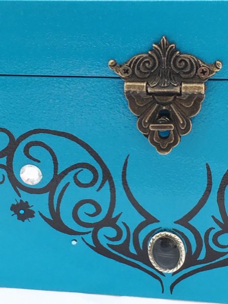 Wooden box and its glass lid. Model : tribal blue