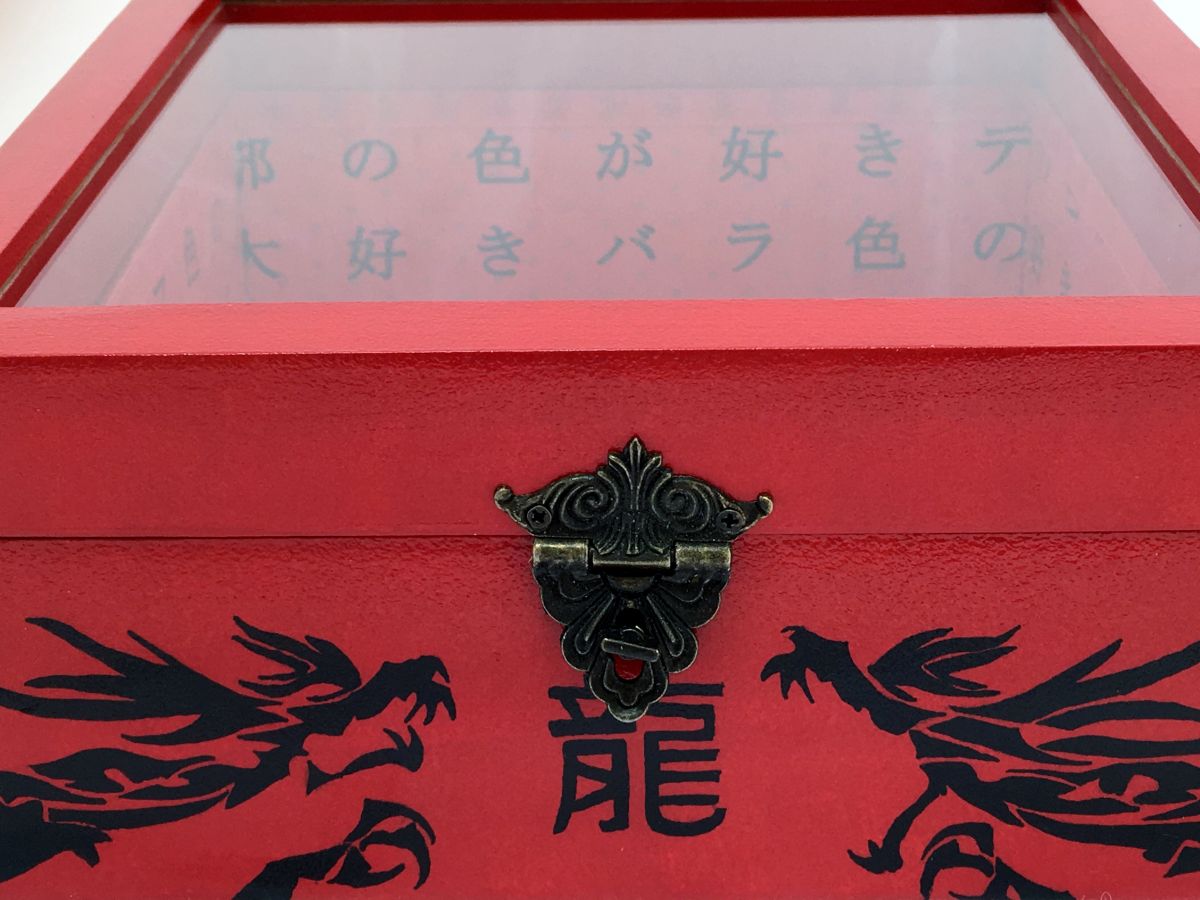 Wooden box inclined and its glass lid. Model : red dragon