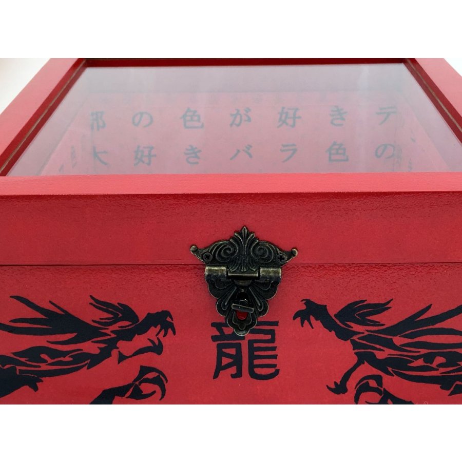 Wooden box inclined and its glass lid. Model : red dragon