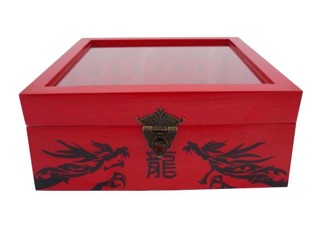 Wooden box inclined and its glass lid. Model : red dragon