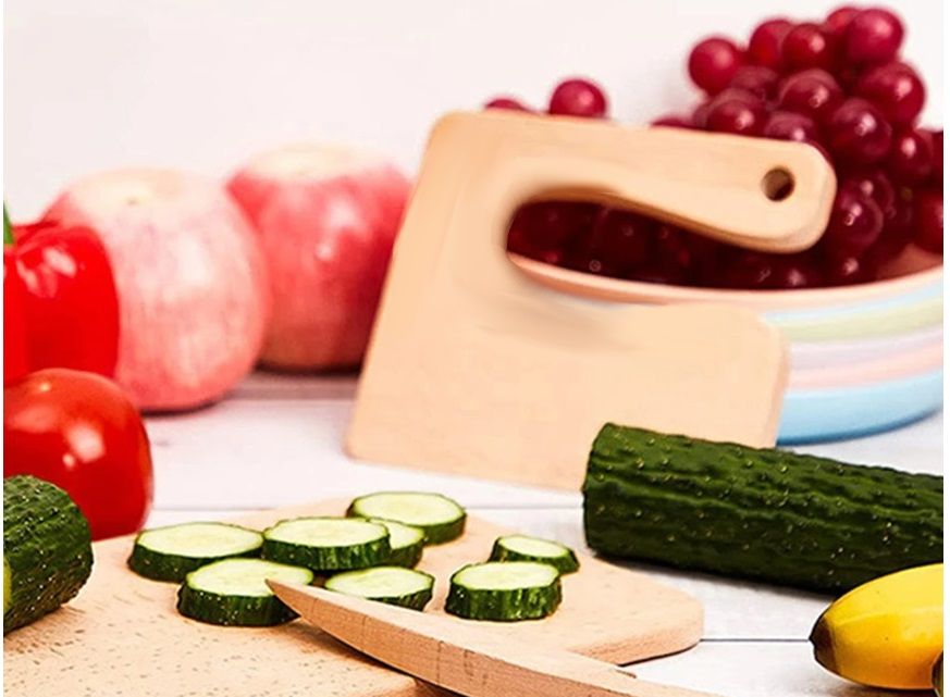 Beech wood knife and its cutting board for children