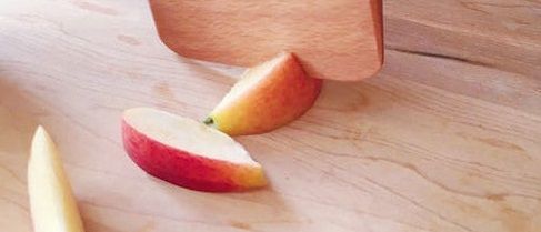 Beech wood knife and its cutting board for children