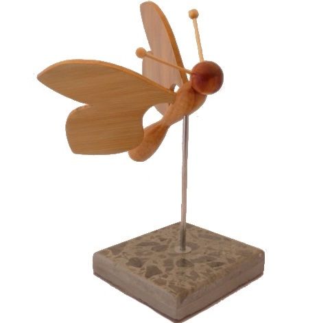 papillon en cèdre, bambou et hêtre sur socle en marbre italien Terrazzo à poser sculpture en bois