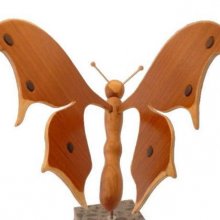 butterfly in sapiens, cherry and beech small touch of ebony on a base in Italian marble Terrazzo to be posed wood sculpture