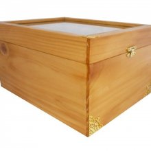 Wooden box and its glass lid. Model: heart of honey.