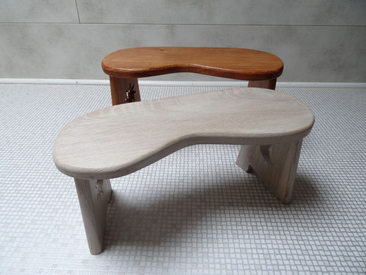 Fixed meditation bench in solid wood