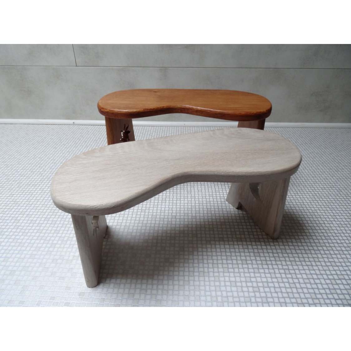 Fixed meditation bench in solid wood