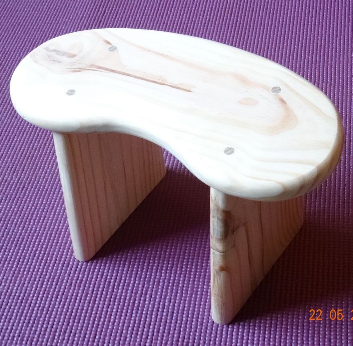 Fixed meditation bench in solid wood