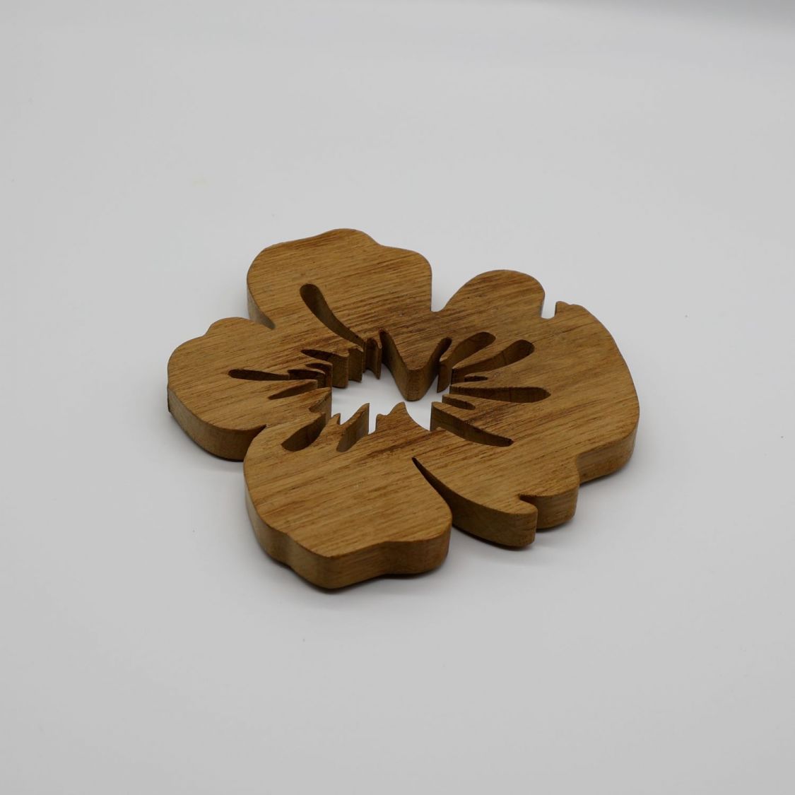 Solid oak Fleur de pensée trivet 15 mm thick