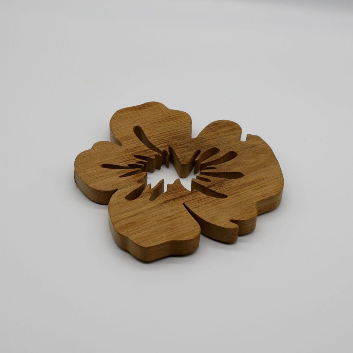 Solid oak Fleur de pensée trivet 15 mm thick