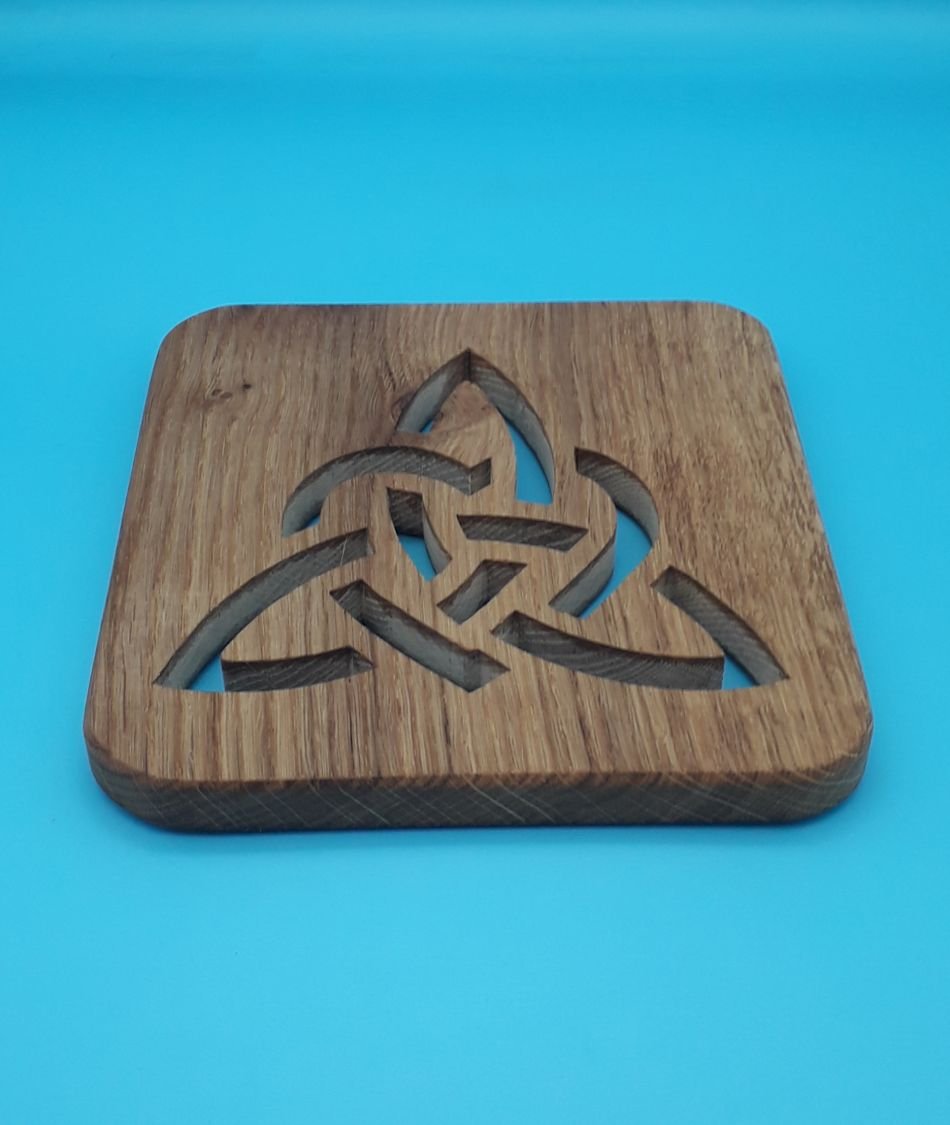 Trivet Celtic triangle in a square