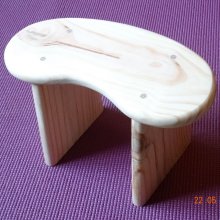 Fixed meditation bench in solid wood