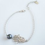 Grey cultured pearl and Fatma's hand bracelet on 925 silver chain