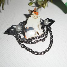 Brooch with cat in enamel pearls and black chain