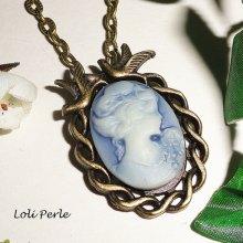 Blue cameo pendant with birds in bronze metal on chain