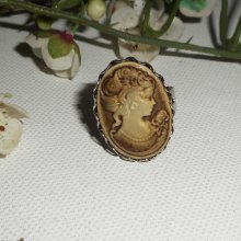 Brown cameo ring