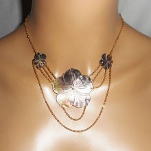 Mother of pearl flower necklace with gold chain