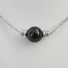 Solitaire necklace with round onyx stone and stainless steel beads
