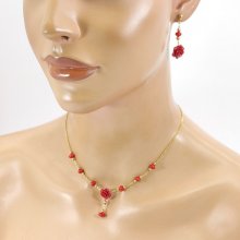 Necklace and earrings set with red gorgonian roses