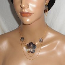 Necklace with mother-of-pearl flower and gold chain
