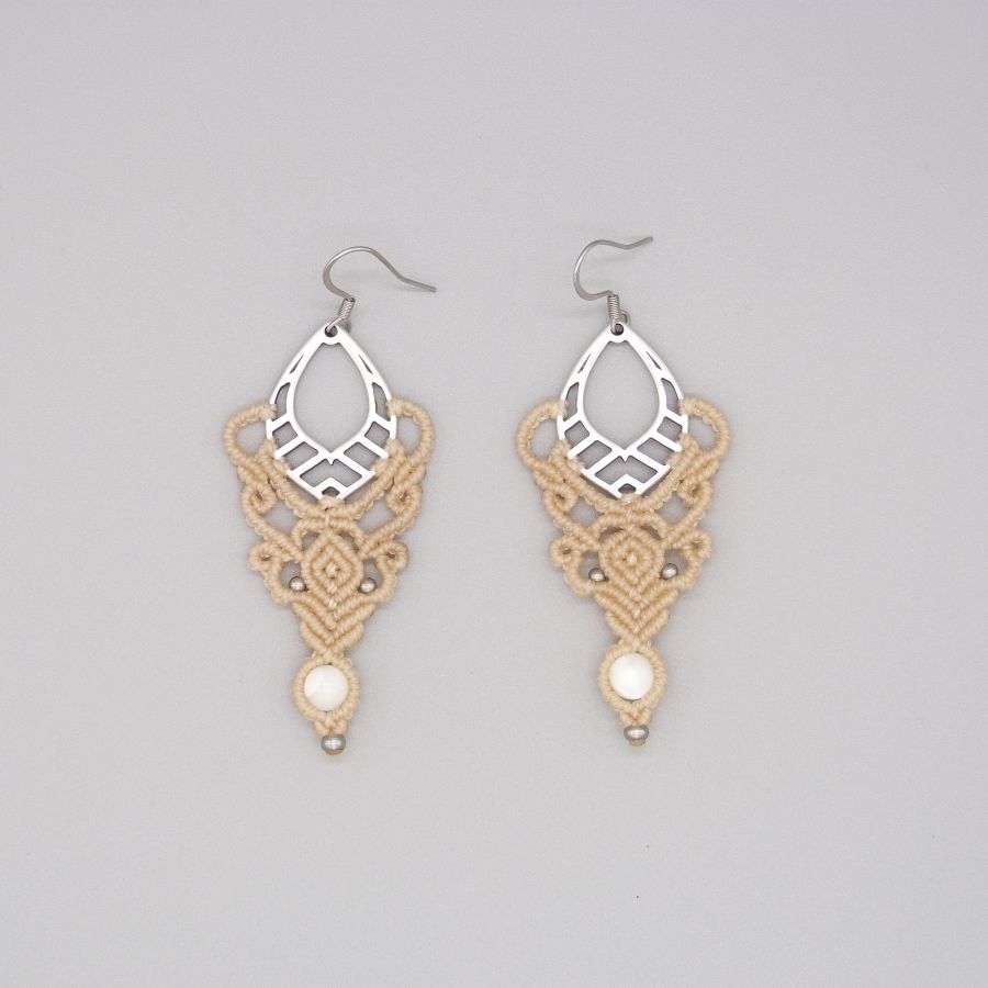 Sand color earrings in micro-macramé with a mother-of-pearl bead