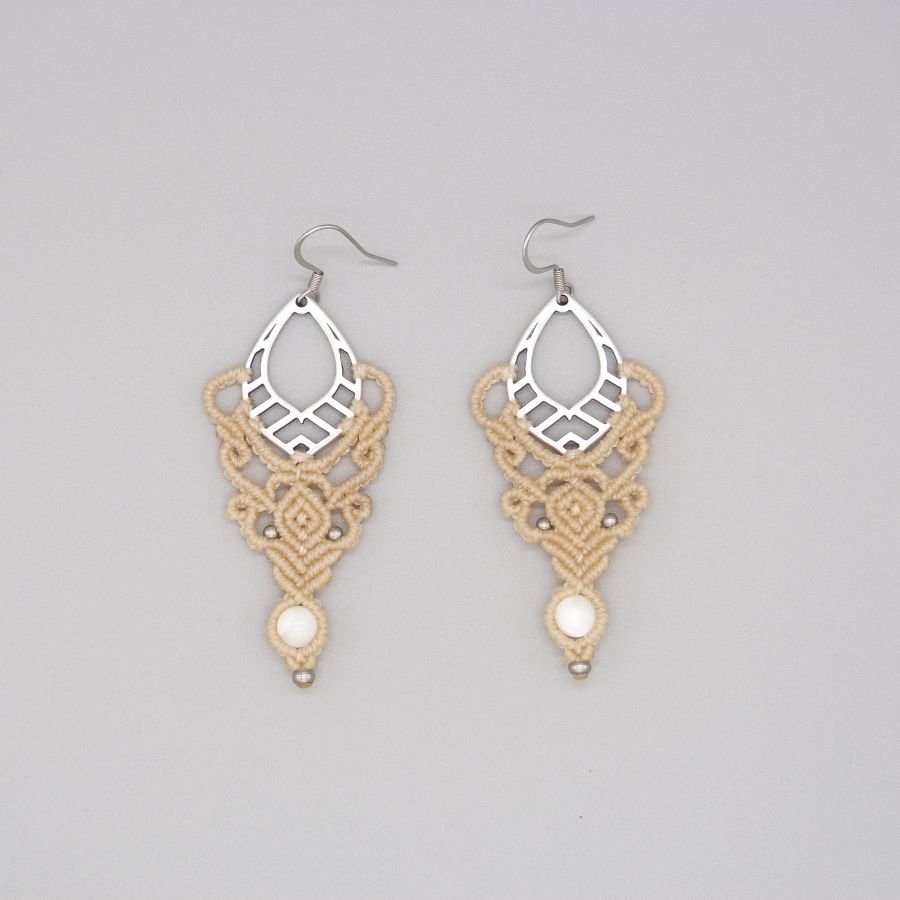 Sand color earrings in micro-macramé with a mother-of-pearl bead