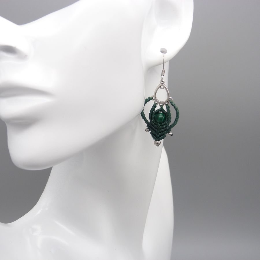 Boucles d'oreilles  en micro-macramé vert foncé avec une perle en malachite