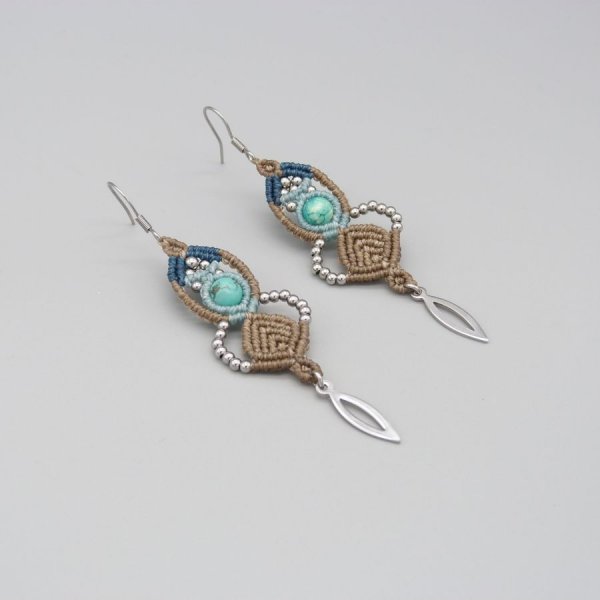 Boucles d'oreilles  en micro-macram&eacute; couleur beige, bleu