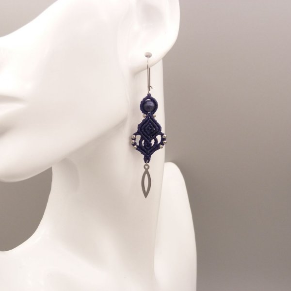 Earrings in micro-macram&eacute; dark blue tone 
