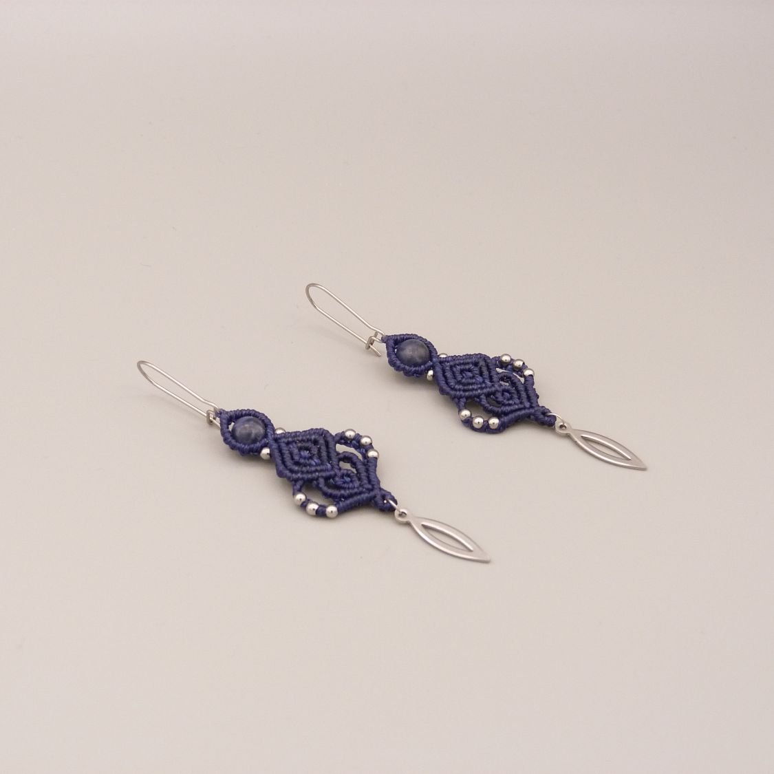 Earrings in micro-macramé dark blue tone 