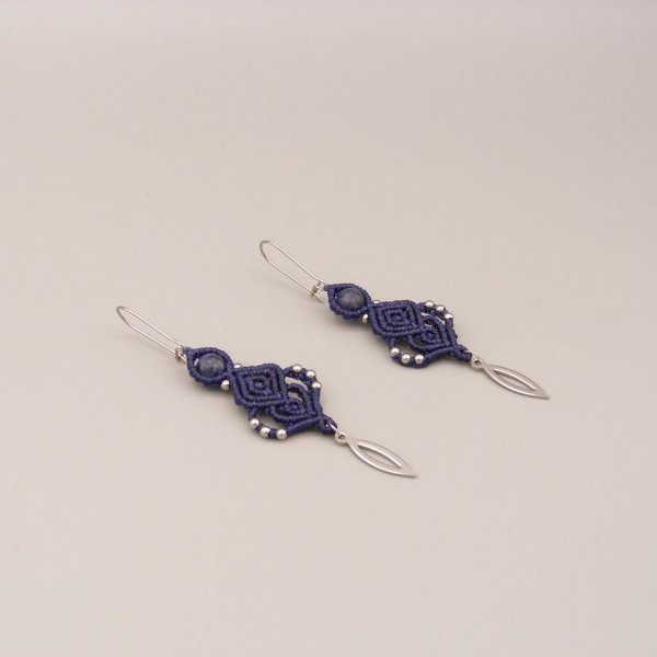 Earrings in micro-macram&eacute; dark blue tone 