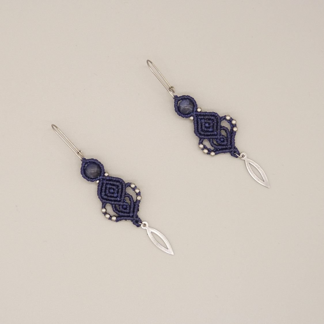 Earrings in micro-macramé dark blue tone 