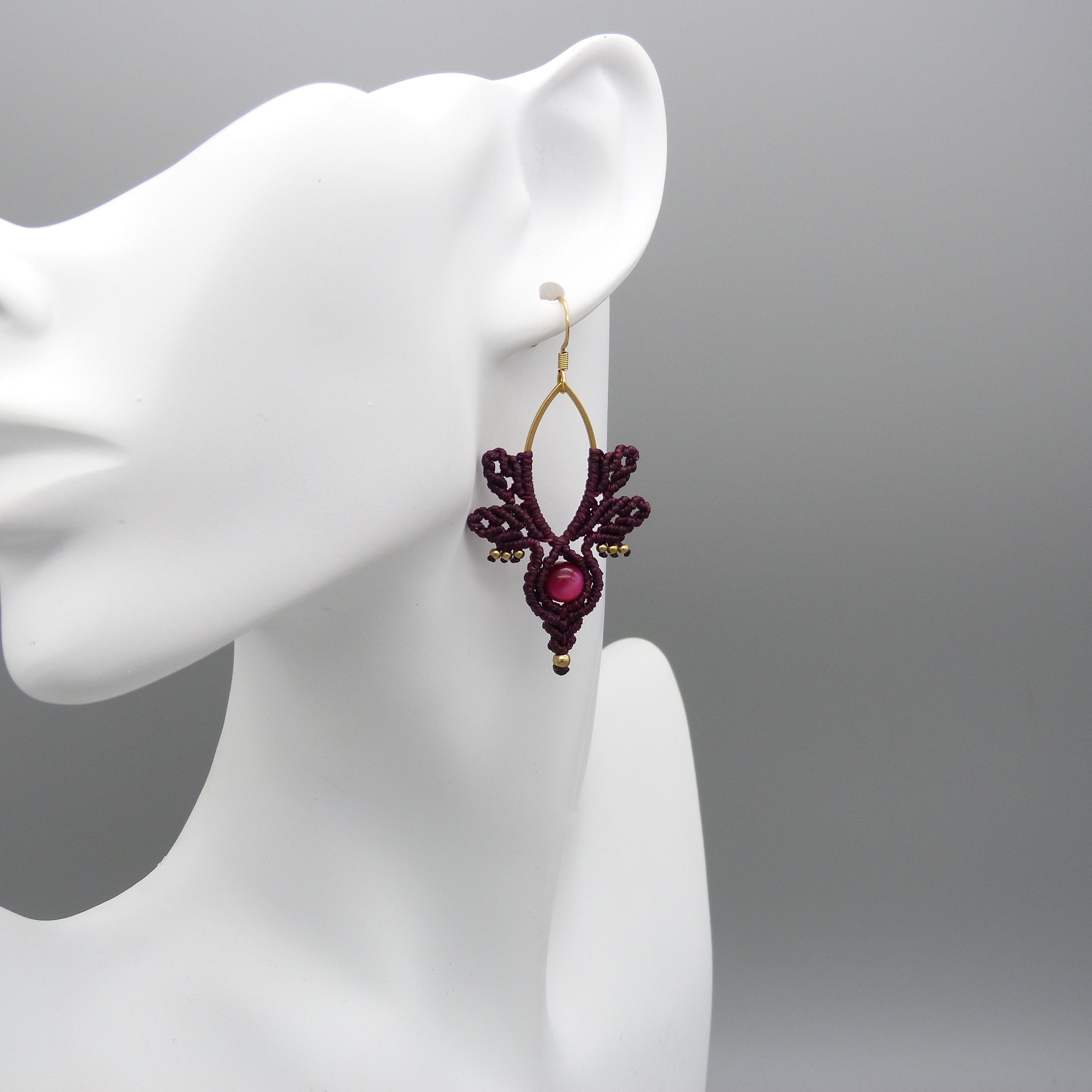 Boucles d'oreilles  en micro-macram&eacute; couleur groseille avec oeil de tigre teint&eacute;