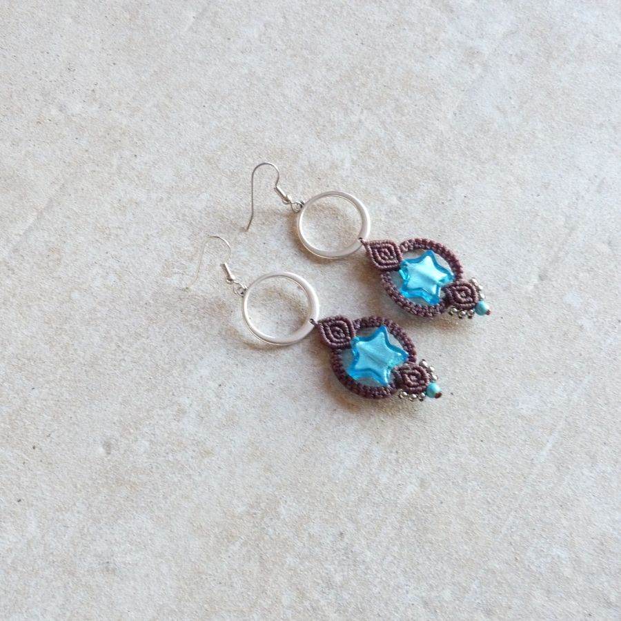 Earrings in micro-macramé chocolate brown/blue Murano glass star