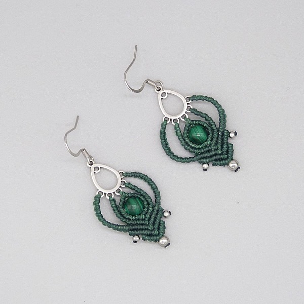 Boucles d'oreilles  en micro-macram&eacute; vert fonc&eacute; avec une perle en malachite