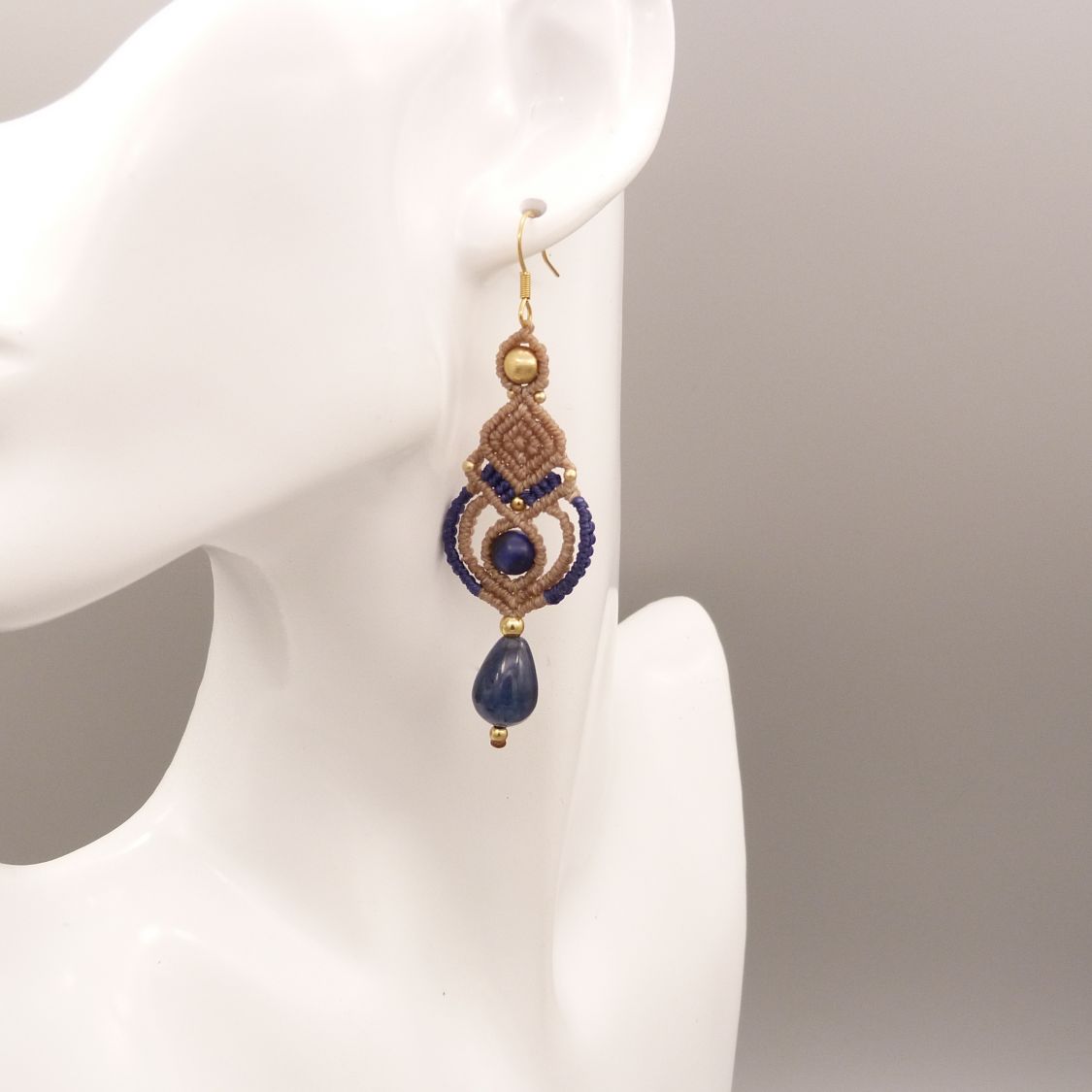 Earrings in micro-macramé beige and dark blue tones 