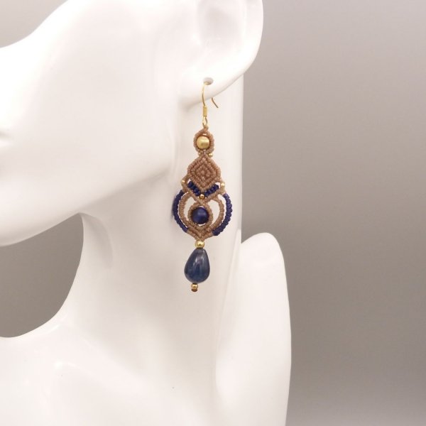Earrings in micro-macram&eacute; beige and dark blue tones 