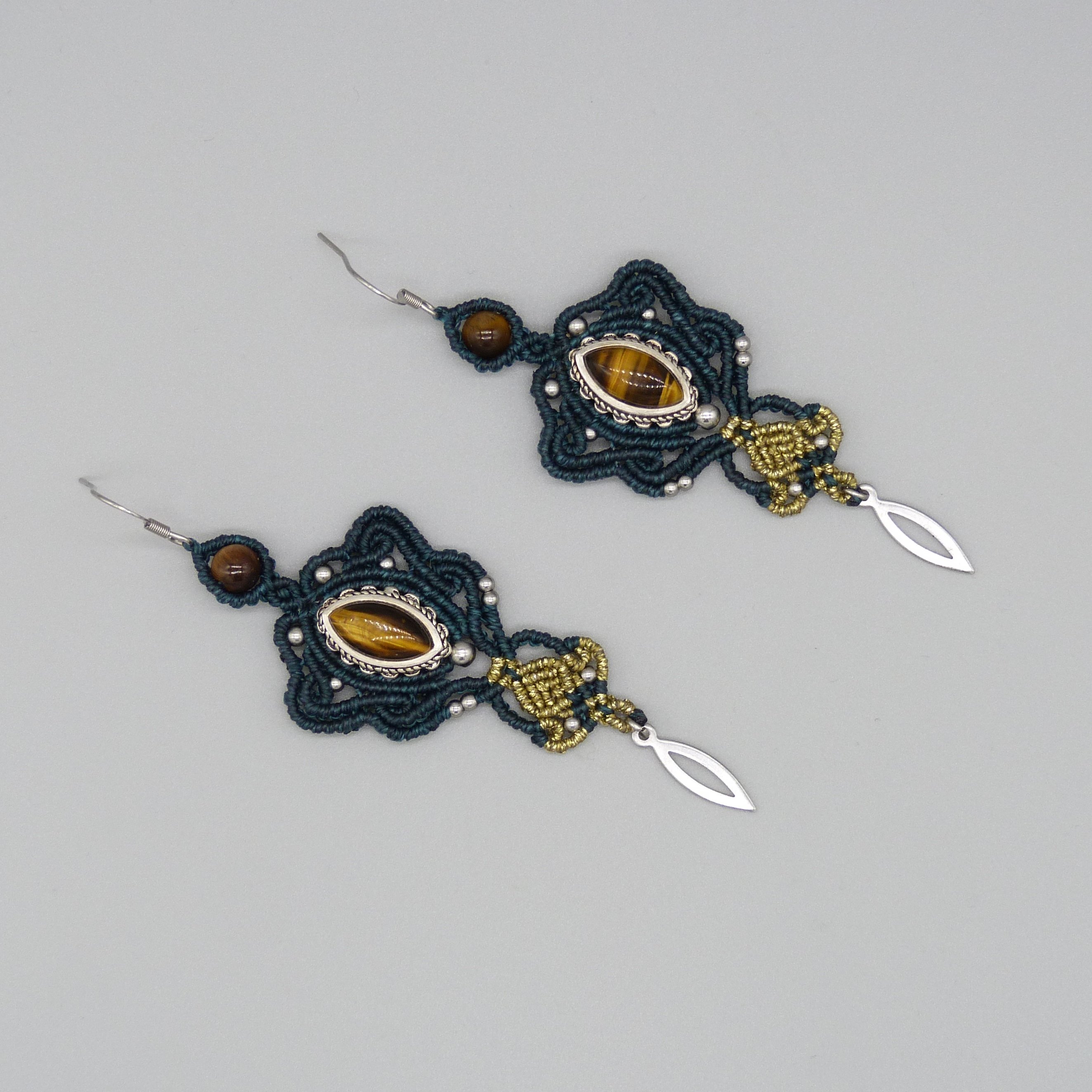 Boucles d'oreilles  en micro-macram&eacute; ton vert/dor&eacute; avec oeil de tigre serti