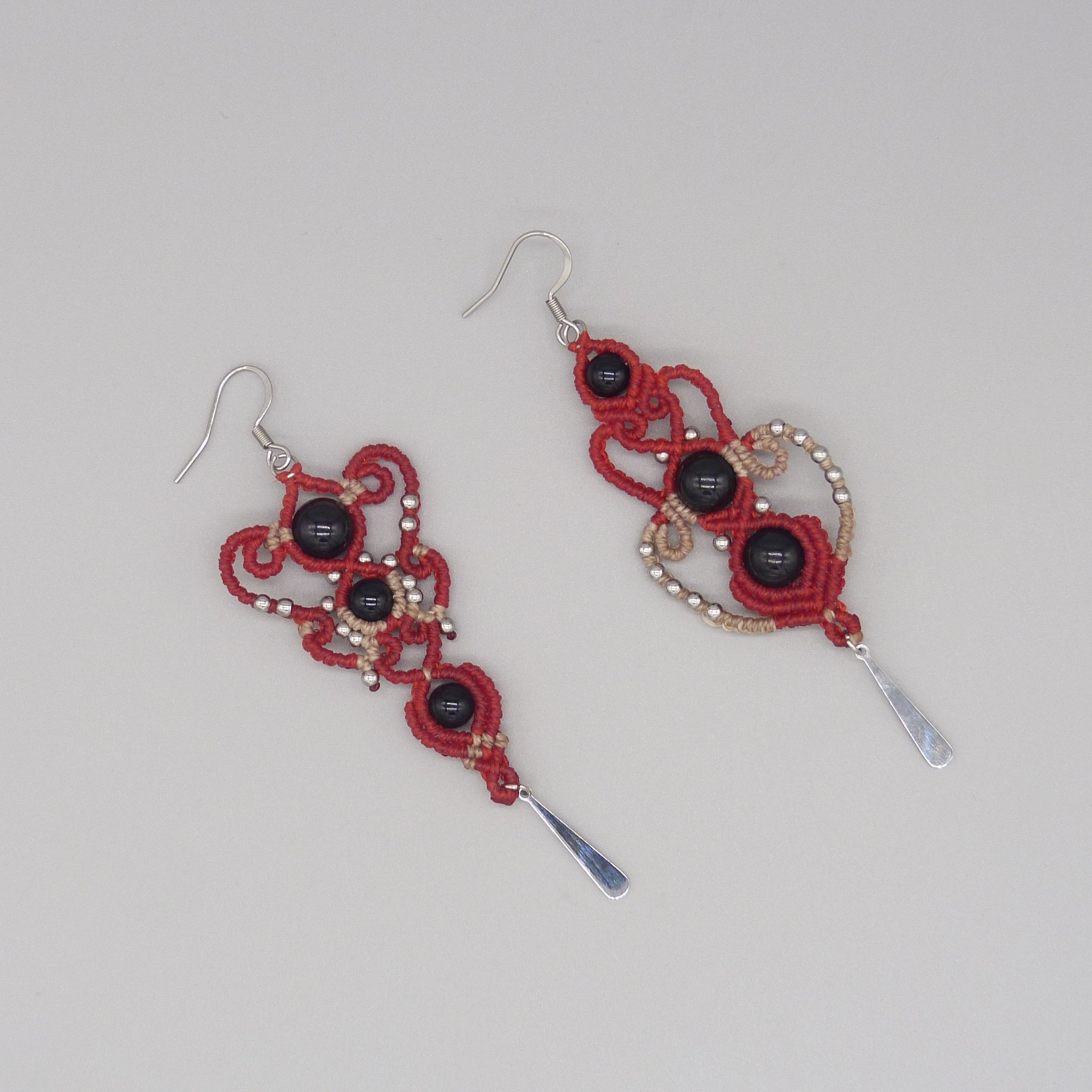 Boucles d'oreilles  en micro-macram&eacute; rouges et beiges avec perles en onyx noir