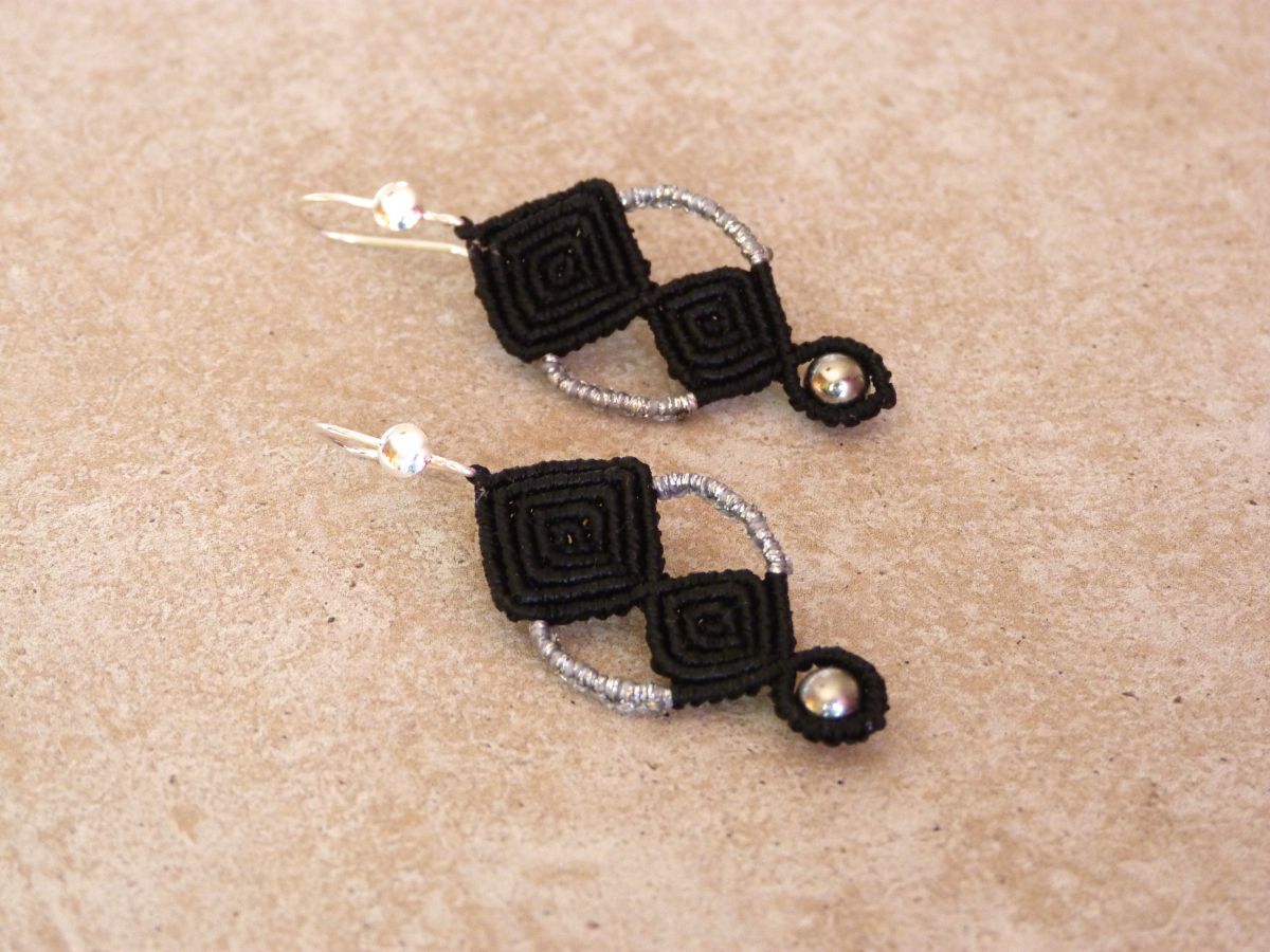 Boucles d'oreilles  en micro-macramé noires