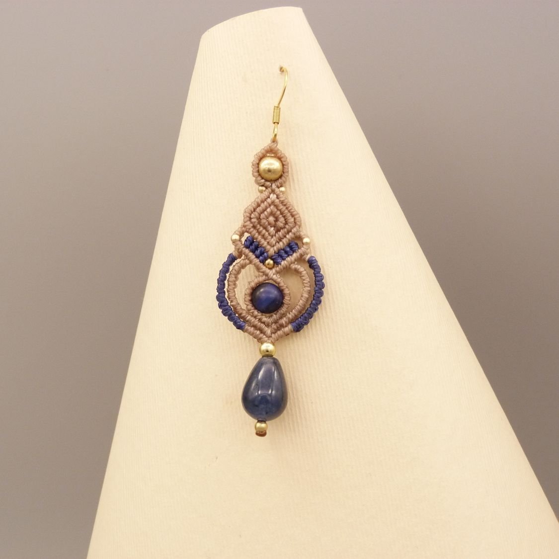 Earrings in micro-macramé beige and dark blue tones 