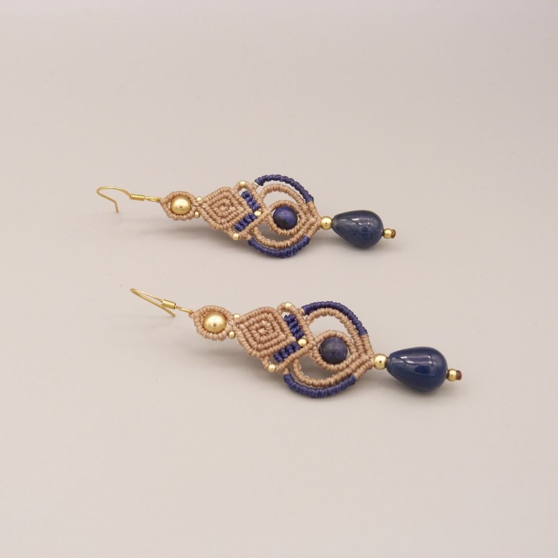 Earrings in micro-macramé beige and dark blue tones 