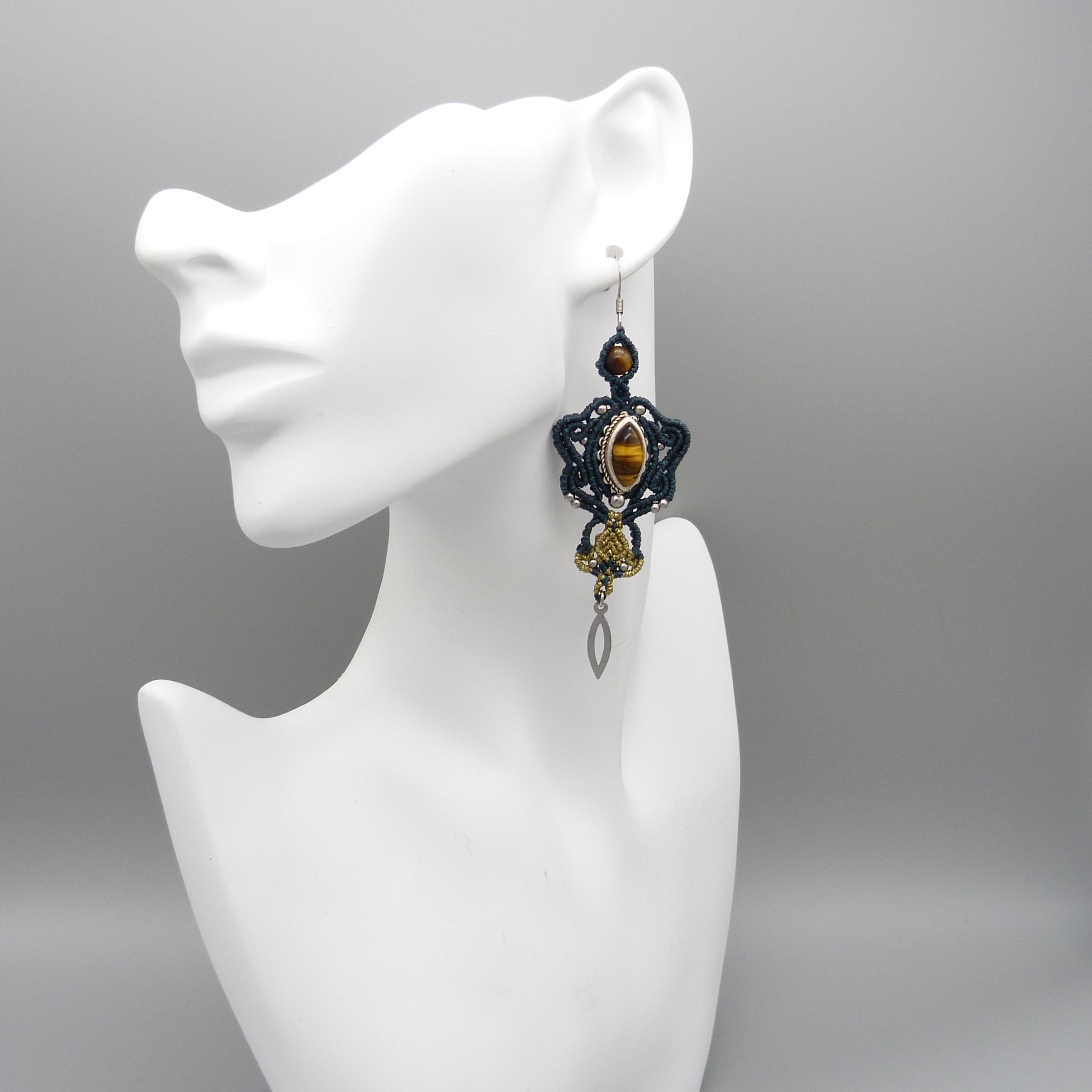 Boucles d'oreilles  en micro-macram&eacute; ton vert/dor&eacute; avec oeil de tigre serti