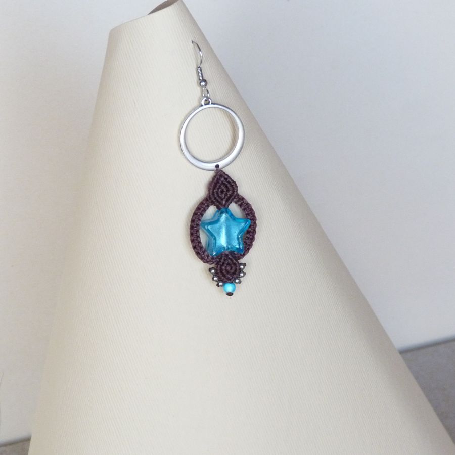 Earrings in micro-macramé chocolate brown/blue Murano glass star