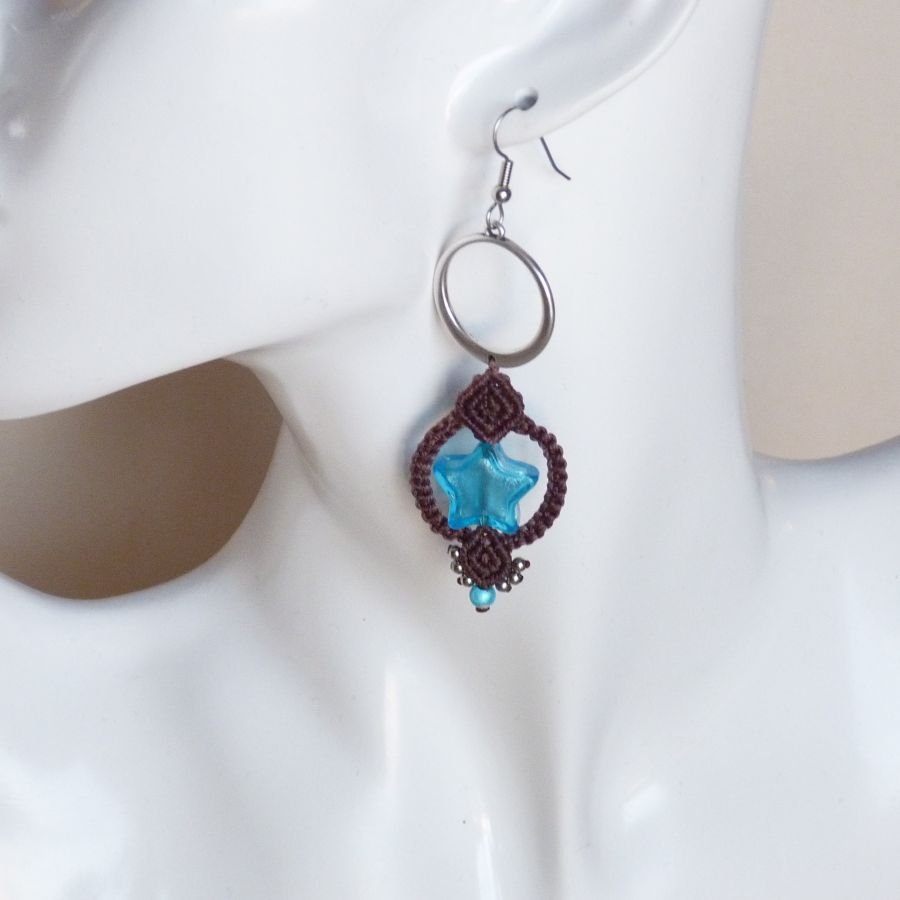 Earrings in micro-macramé chocolate brown/blue Murano glass star