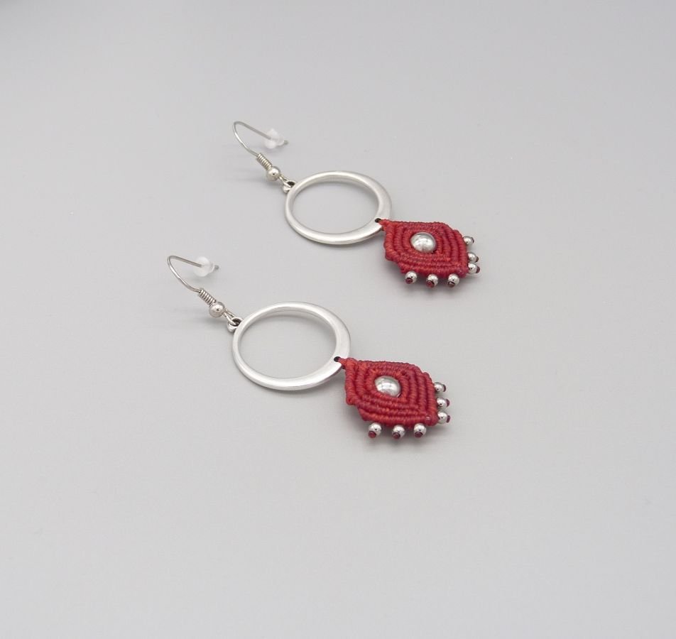 Red earrings in micro-macramé  