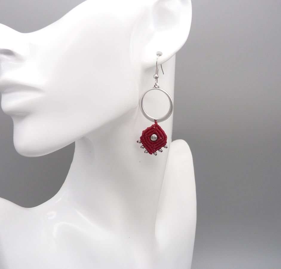 Red earrings in micro-macramé  